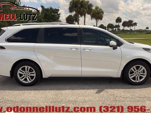 Used 2022 Toyota Sienna Limited FWD image 4