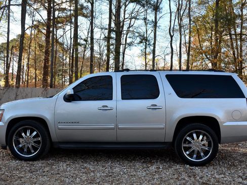 Used 2012 Chevrolet Suburban LT RWD image 6