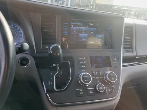 Used 2016 Toyota Sienna XLE Premium image 16