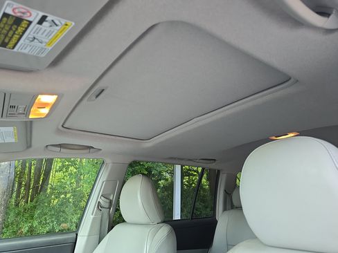 Used 2011 Toyota Highlander SE w/ Tow Pkg FWD image 30