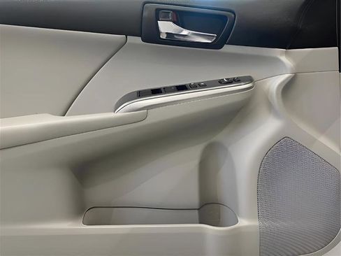 Used 2012 Toyota Camry XLE w/ Leather Pkg image 26