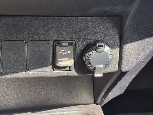 Used 2017 Toyota RAV4 XLE FWD image 9