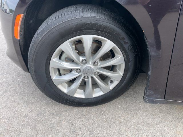 Used 2017 Chrysler Pacifica Touring w/ Tire & Wheel Group FWD image 29