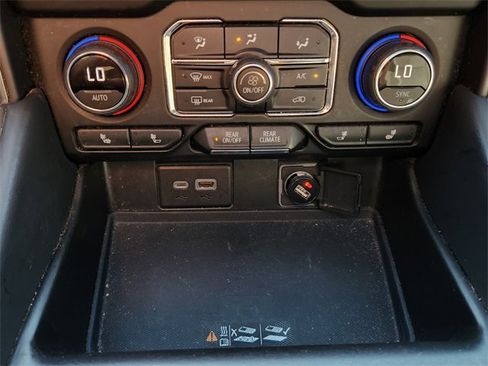 Used 2022 Chevrolet Suburban Z71 image 23