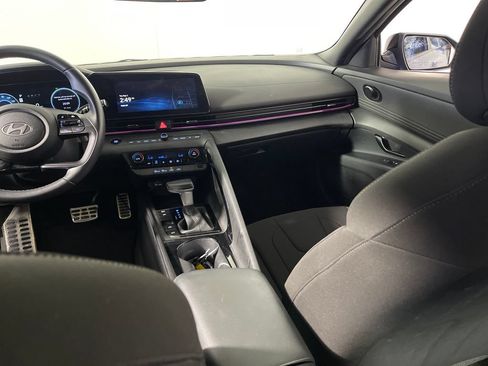 Certified 2025 Hyundai Elantra SEL FWD image 17