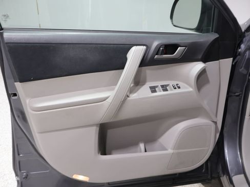 Used 2013 Toyota Highlander Plus AWD/4WD image 13