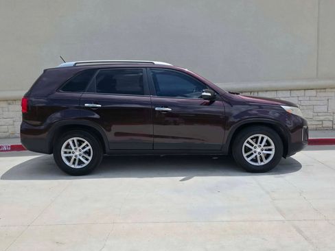 Used 2014 Kia Sorento LX FWD image 2