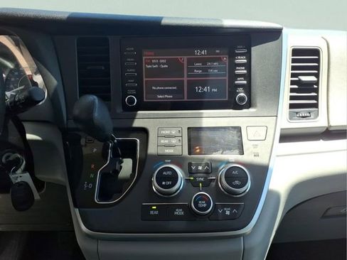 Used 2020 Toyota Sienna L FWD image 18