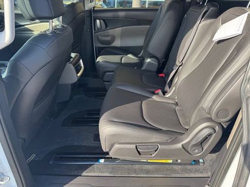 New 2026 Kia Carnival LXS image 9