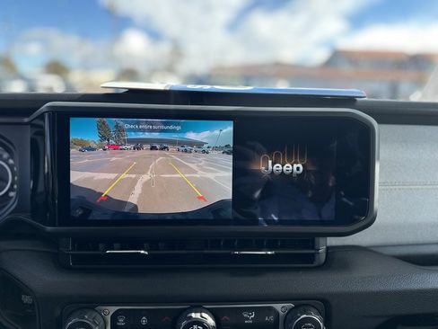 Used 2025 Jeep Gladiator Sport image 24