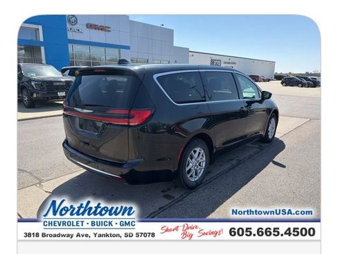 Used 2023 Chrysler Pacifica Touring-L image 8