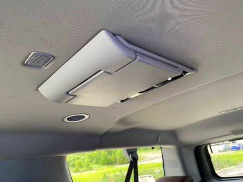 Used 2020 Chevrolet Suburban Premier w/ Premier Plus Edition image 35