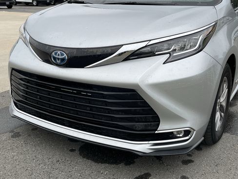 Used 2021 Toyota Sienna XLE FWD image 11