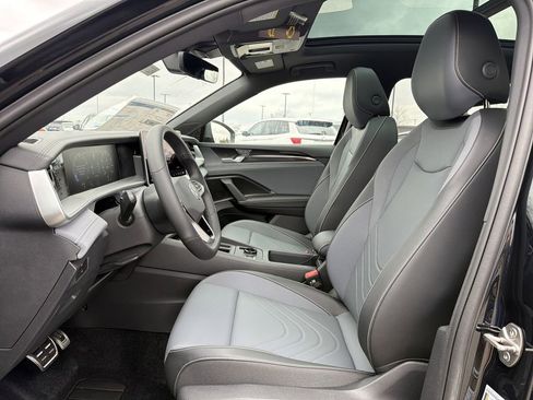 New 2026 Volkswagen Tiguan SE R-Line FWD image 11