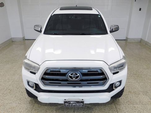 Used 2017 Toyota Tacoma Limited image 12