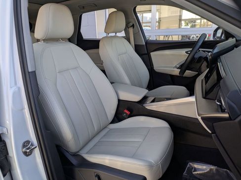 Used 2025 Audi Q5 Premium w/ Convenience Package image 28