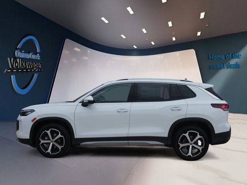 Certified 2025 Volkswagen Tiguan SE FWD image 7