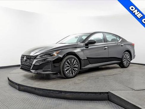 Used 2024 Nissan Altima 2.5 SV image 2