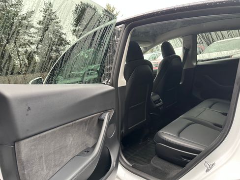 Used 2022 Tesla Model Y Long Range image 16