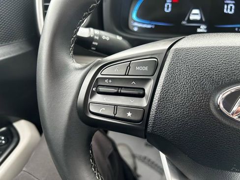 Certified 2025 Hyundai Venue SEL image 18