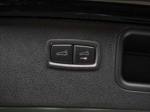 Certified 2026 Porsche Macan AWD/4WD image 11