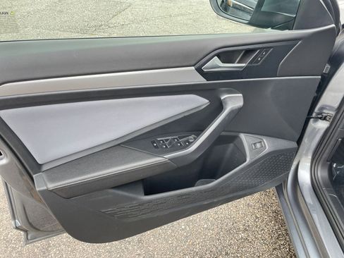 Used 2025 Volkswagen Jetta SE image 20