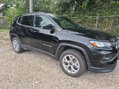 Used 2025 Jeep Compass Latitude w/ Sun & Sound Group AWD/4WD image 4