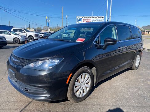 Used 2020 Chrysler Voyager L FWD image 7