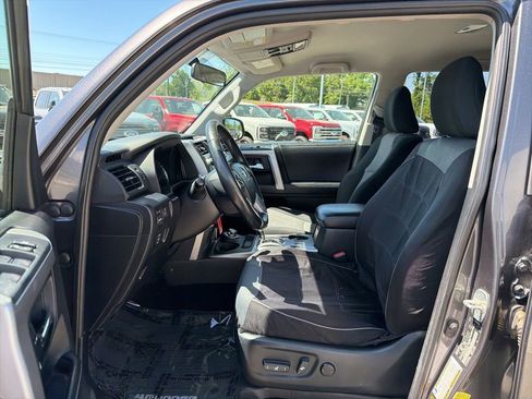 Used 2018 Toyota 4Runner SR5 AWD/4WD image 11