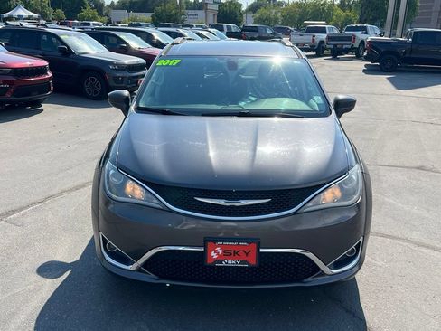 Used 2017 Chrysler Pacifica Touring-L FWD image 4