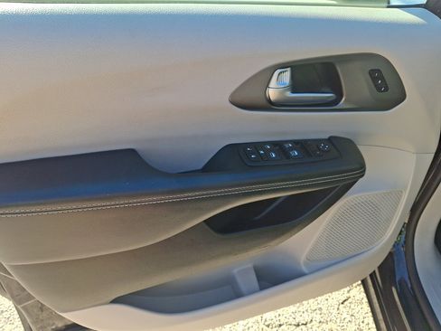Used 2023 Chrysler Pacifica Touring-L FWD image 21