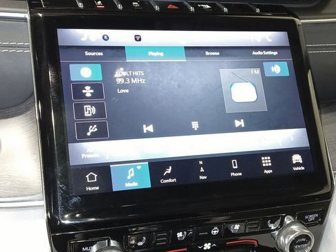 Used 2022 Jeep Grand Cherokee Overland w/ Luxury Tech Group IV AWD/4WD image 24