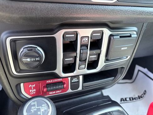 Used 2024 Jeep Wrangler Unlimited AWD/4WD image 20