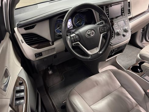 Used 2018 Toyota Sienna XLE Premium image 18