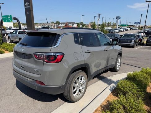 Used 2023 Jeep Compass Latitude AWD/4WD image 1