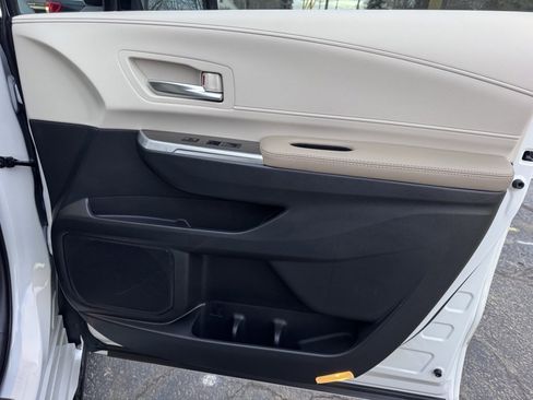Used 2024 Toyota Sienna Limited image 26