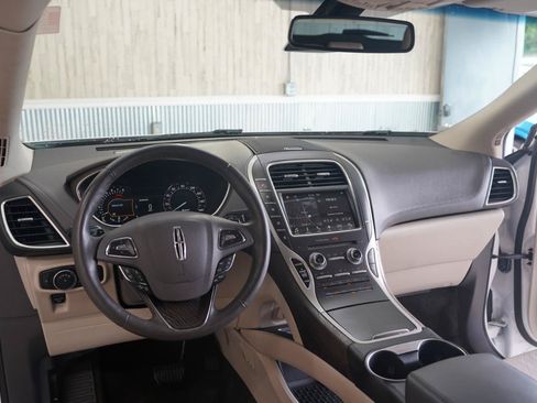 Used 2017 Lincoln MKX Reserve w/ Driver Assistance Package AWD/4WD image 11