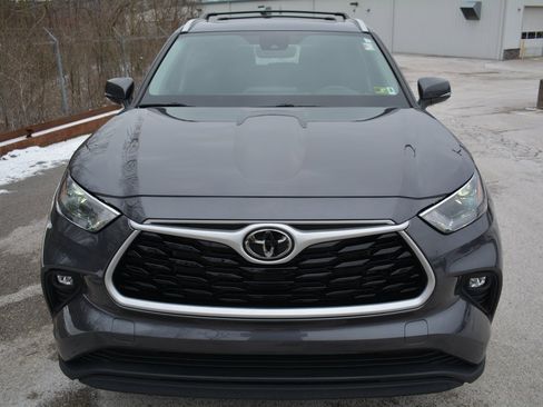 Used 2023 Toyota Highlander XLE image 2