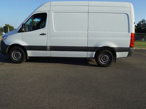 Used 2020 Freightliner Sprinter 2500 RWD image 5