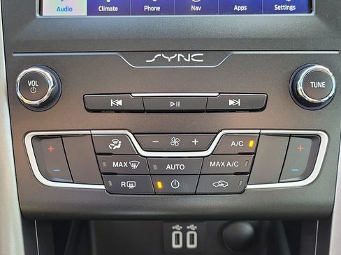 Certified 2020 Ford Fusion SE FWD image 26