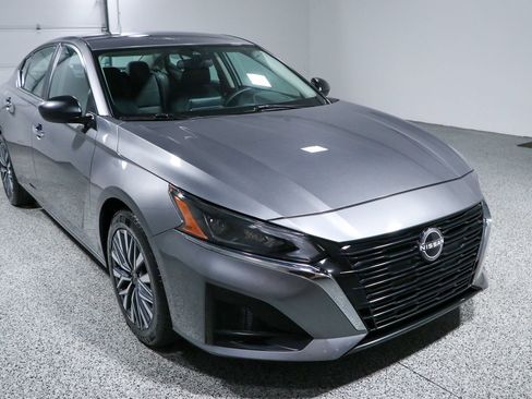 Used 2024 Nissan Altima 2.5 SV FWD image 5