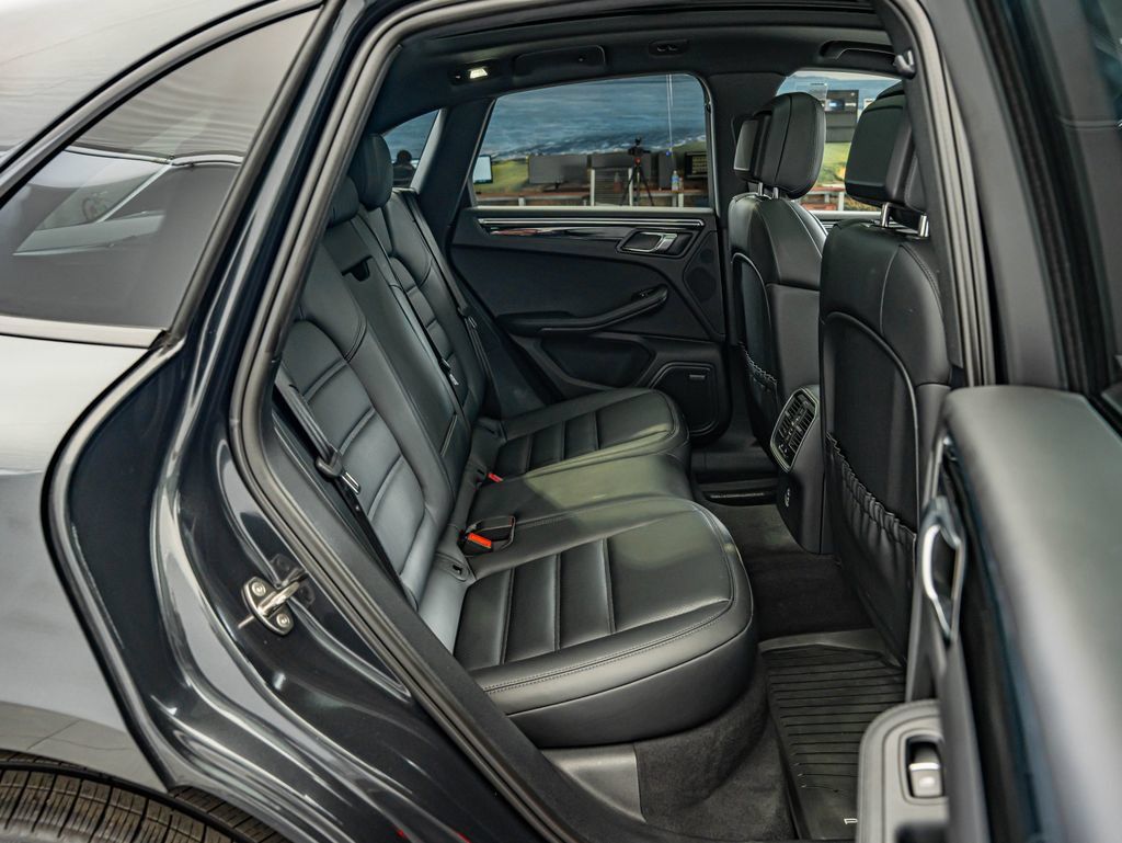 Certified 2026 Porsche Macan AWD/4WD image 42