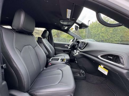 New 2026 Chrysler Pacifica Select image 16