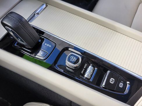 Used 2020 Volvo XC60 T8 Momentum w/ Protection Package Premier image 33