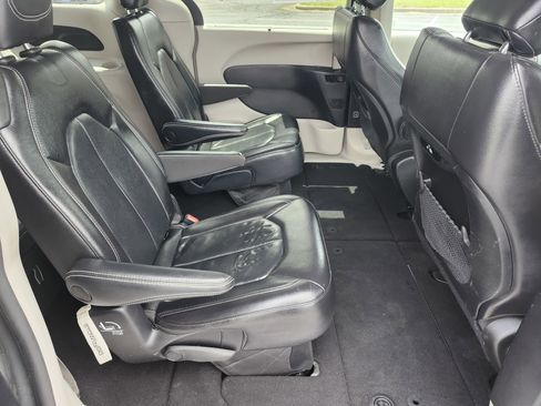 Used 2022 Chrysler Pacifica Touring-L FWD image 19