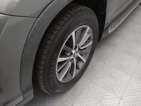 Used 2019 Toyota Highlander XLE FWD image 31