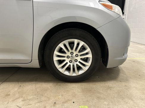 Used 2013 Toyota Sienna XLE image 13