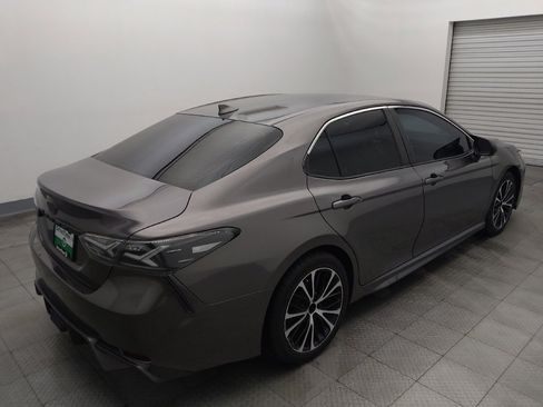 Used 2020 Toyota Camry SE w/ Convenience Package FWD image 9