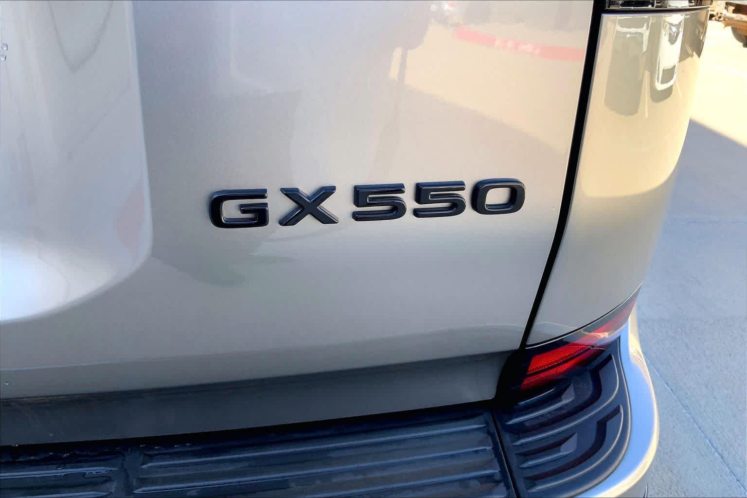 Used 2025 Lexus GX 550 w/ Accessory Package (2T) AWD/4WD image 18