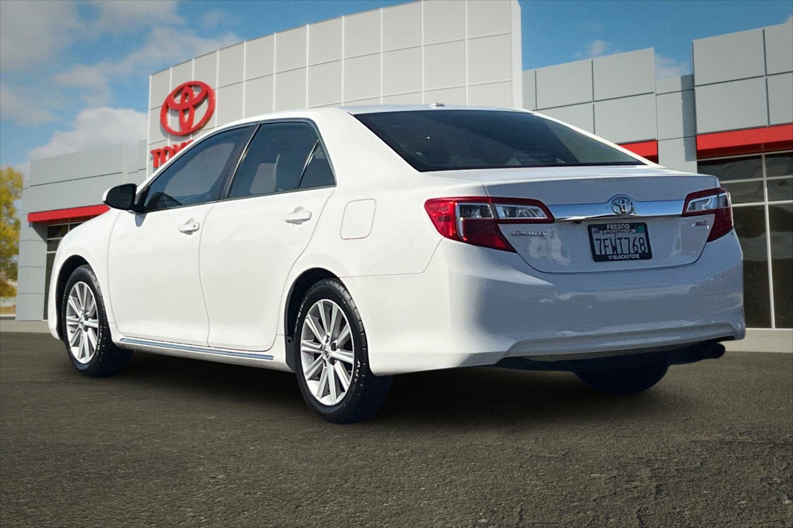 Used 2014 Toyota Camry XLE w/ Leather Package FWD image 5